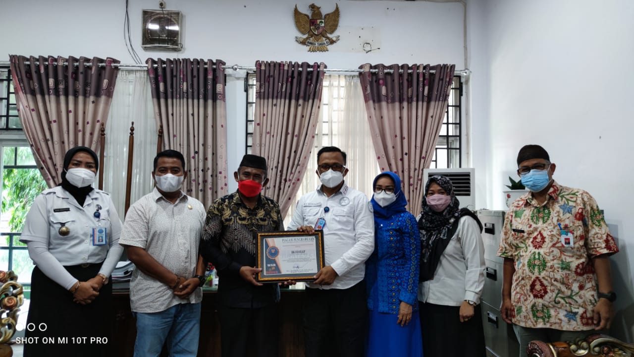 Atas Peran Aktif Berantas Narkoba, Ketua DPRD Kabupaten Bangka Terima Penghargaan Dari Kepala BNN Babel IMG 20210729 WA0056