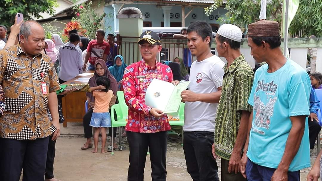 Melalui Program PTSL, Bupati Bangka Serahkan Sertifikat Tanah Untuk 886 Warga Mendo Barat