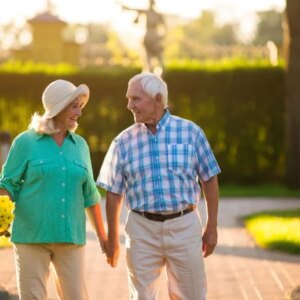 Kebiasaan Sehari-hari yang Mudah Ini Bisa Menahan Alzheimer Selama Bertahun-Tahun Pasangan Senior Bahagia Berpegangan Tangan Berjalan